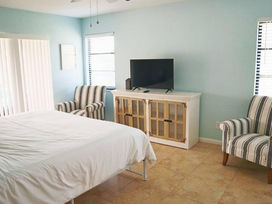 Cozy Retreat, Heated Pool, Water Canal, Bikes,3 Bedroom Cape Coral Exteriör bild